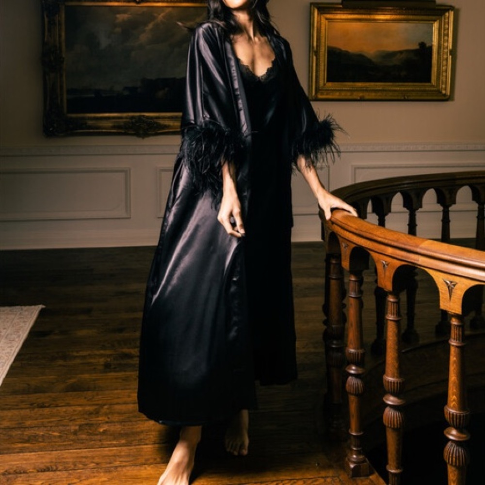 NWT PETITE PLUME Women's Silk Robe With Feathers, Black